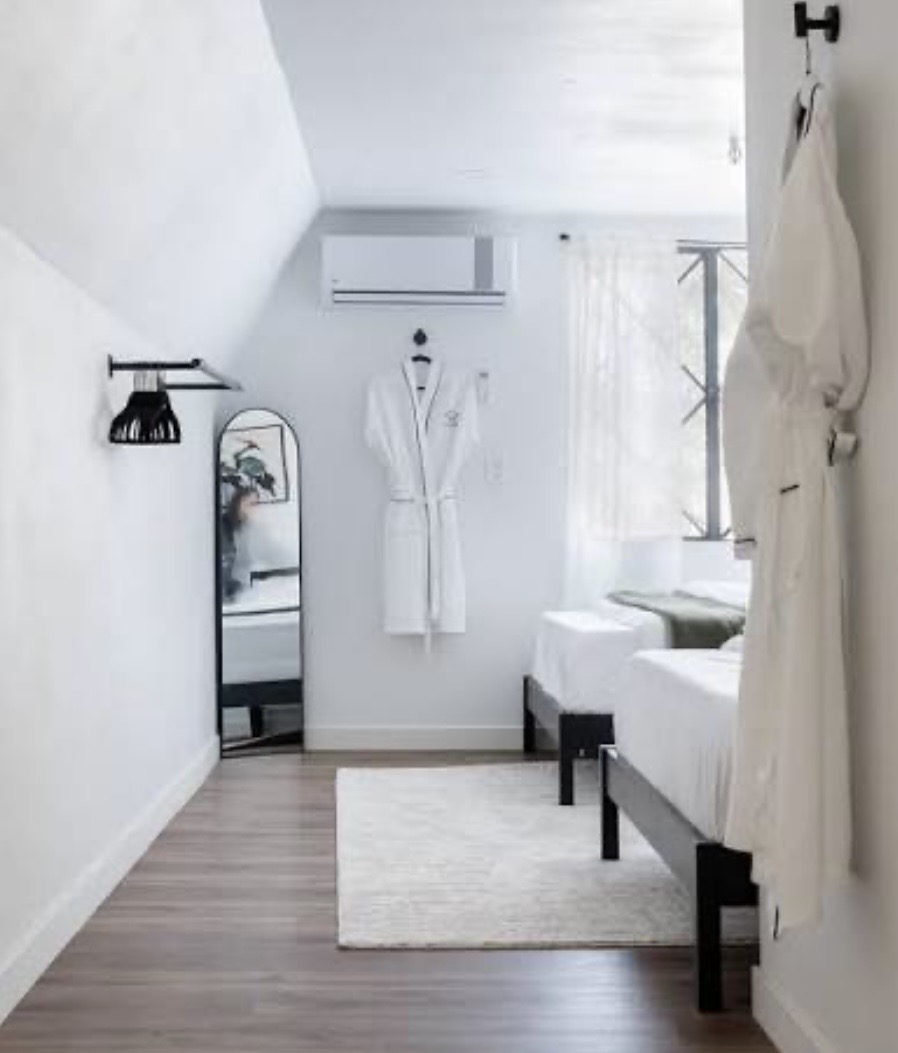 Light and airy twin retreat room